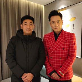 張信哲與經紀人李志合影